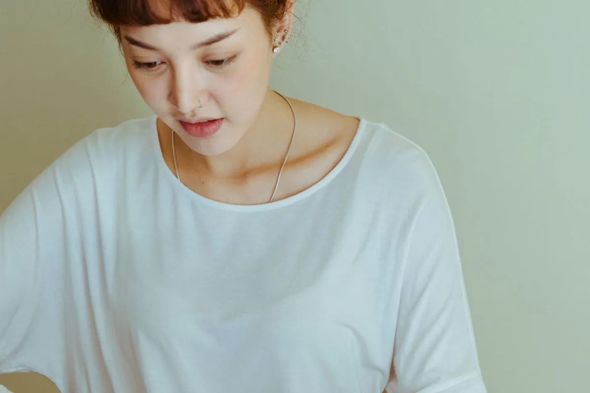 自宅の机でノートパソコンに向かう女性