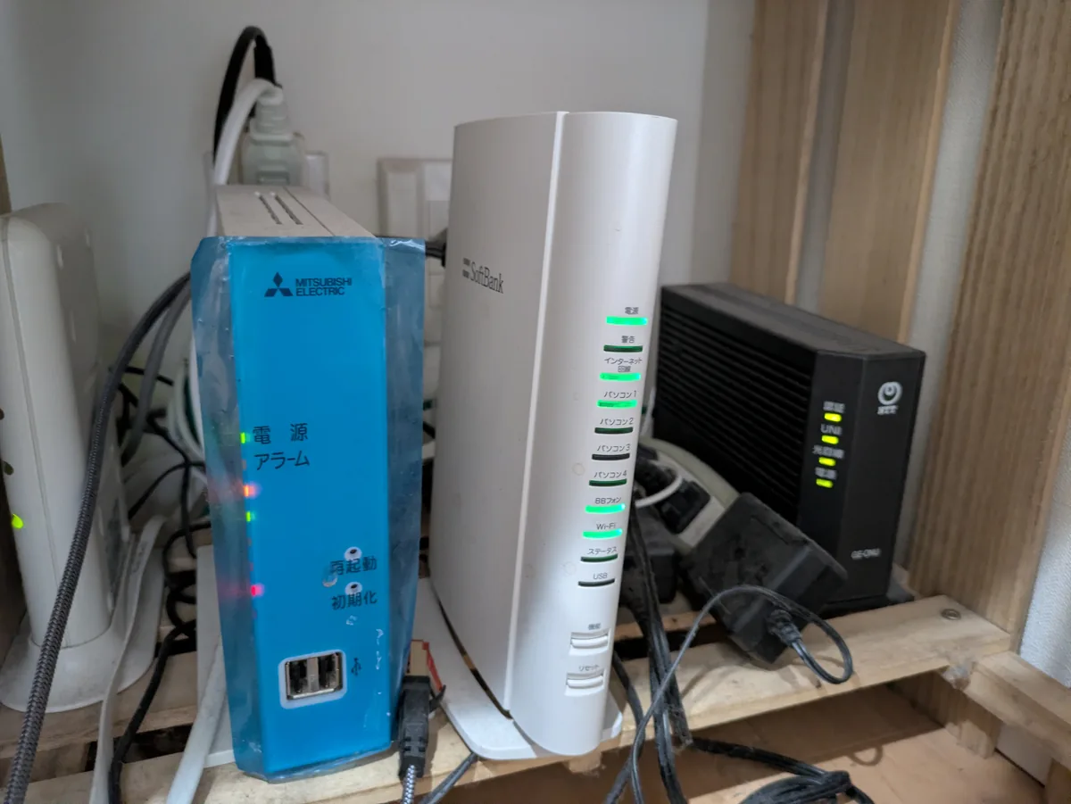 ソフトバンクの光BBユニットとNTTのGE-ONUが並んで設置されている自宅の写真