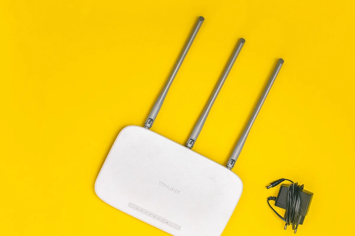 アンテナのついたWi-Fiルーター。床置きやテレビ台の中は電波が届きにくい