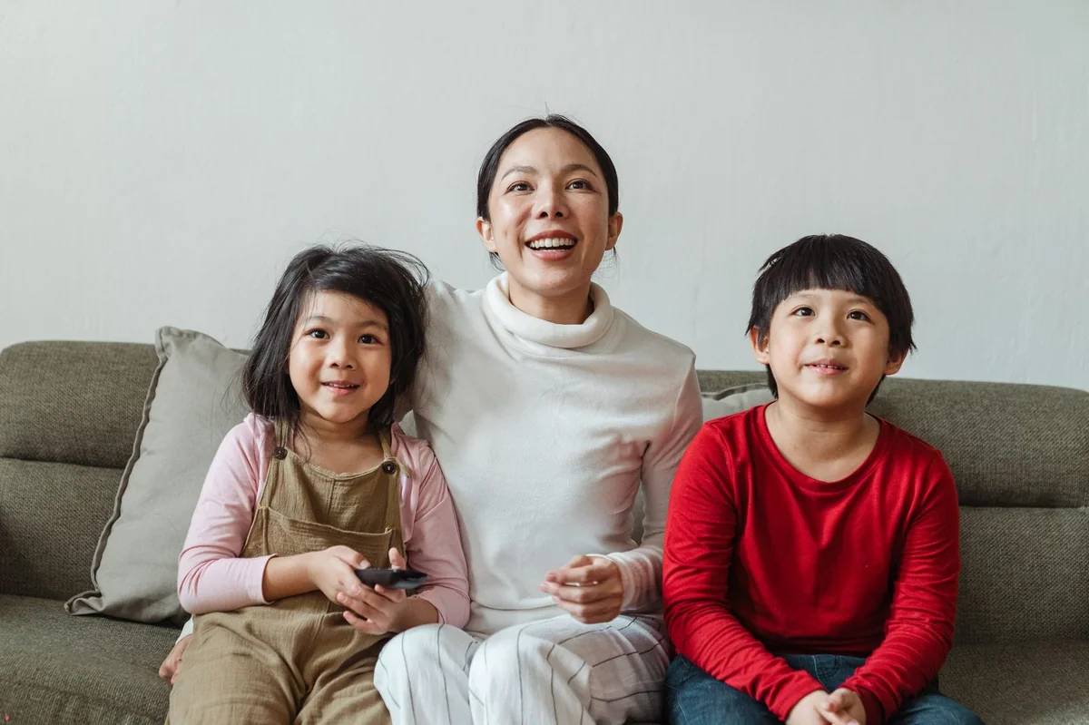 リビングでテレビを見ている家族。映像だけ止まるか音も止まるかで原因が分かれる