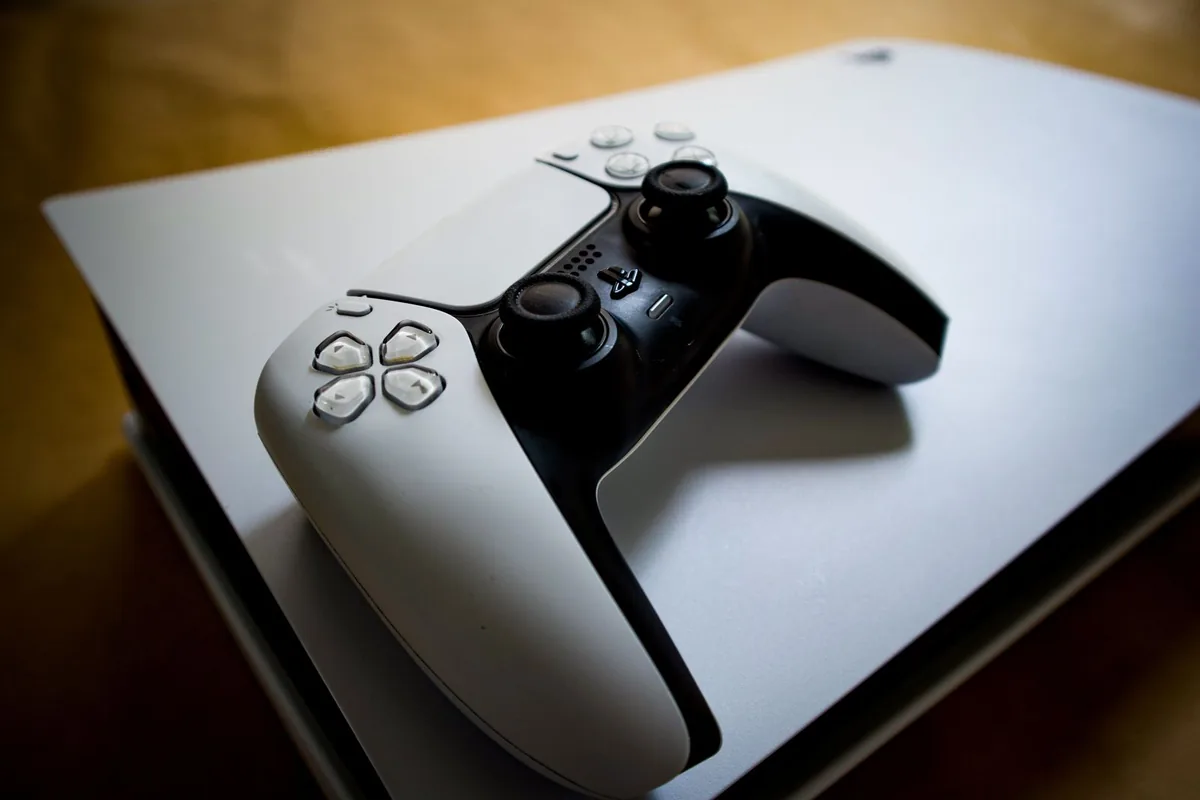 PS5本体の上に置かれたDualSenseコントローラー