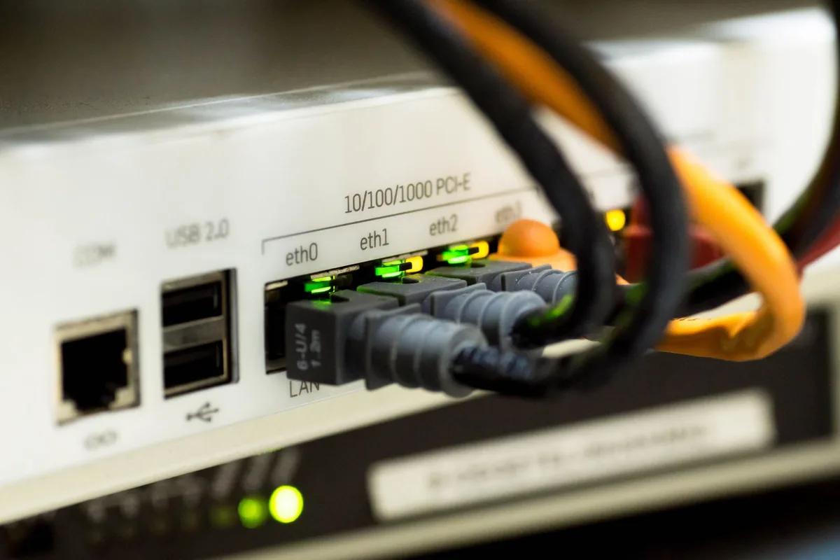 ルーター背面のLANポートに差し込まれた複数のLANケーブル