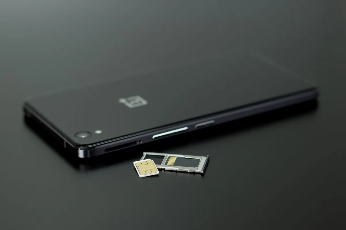 格安SIMのSIMカード。光回線のセット割はスマホの回線とは無関係