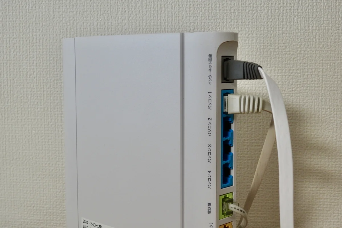 無線ルーターの背面に並んだLANポート。差し直しや別のポートへの差し替えを試す