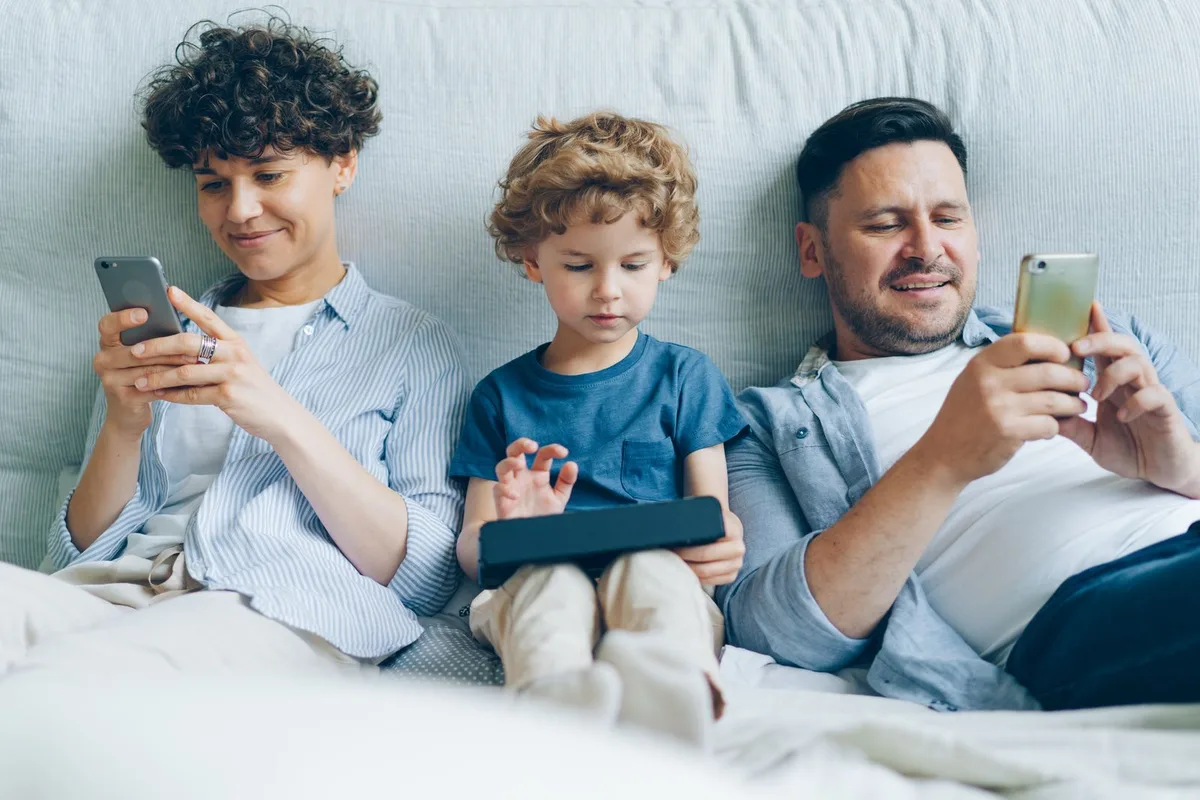家族3人がそれぞれスマホを使う。UQの回線数で自宅セット割の価値が変わる