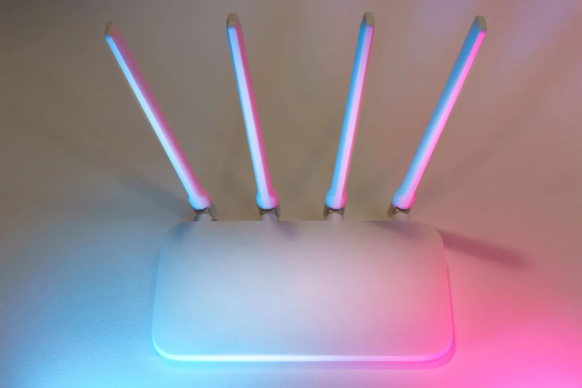 アンテナを立てた白いWi-Fiルーター